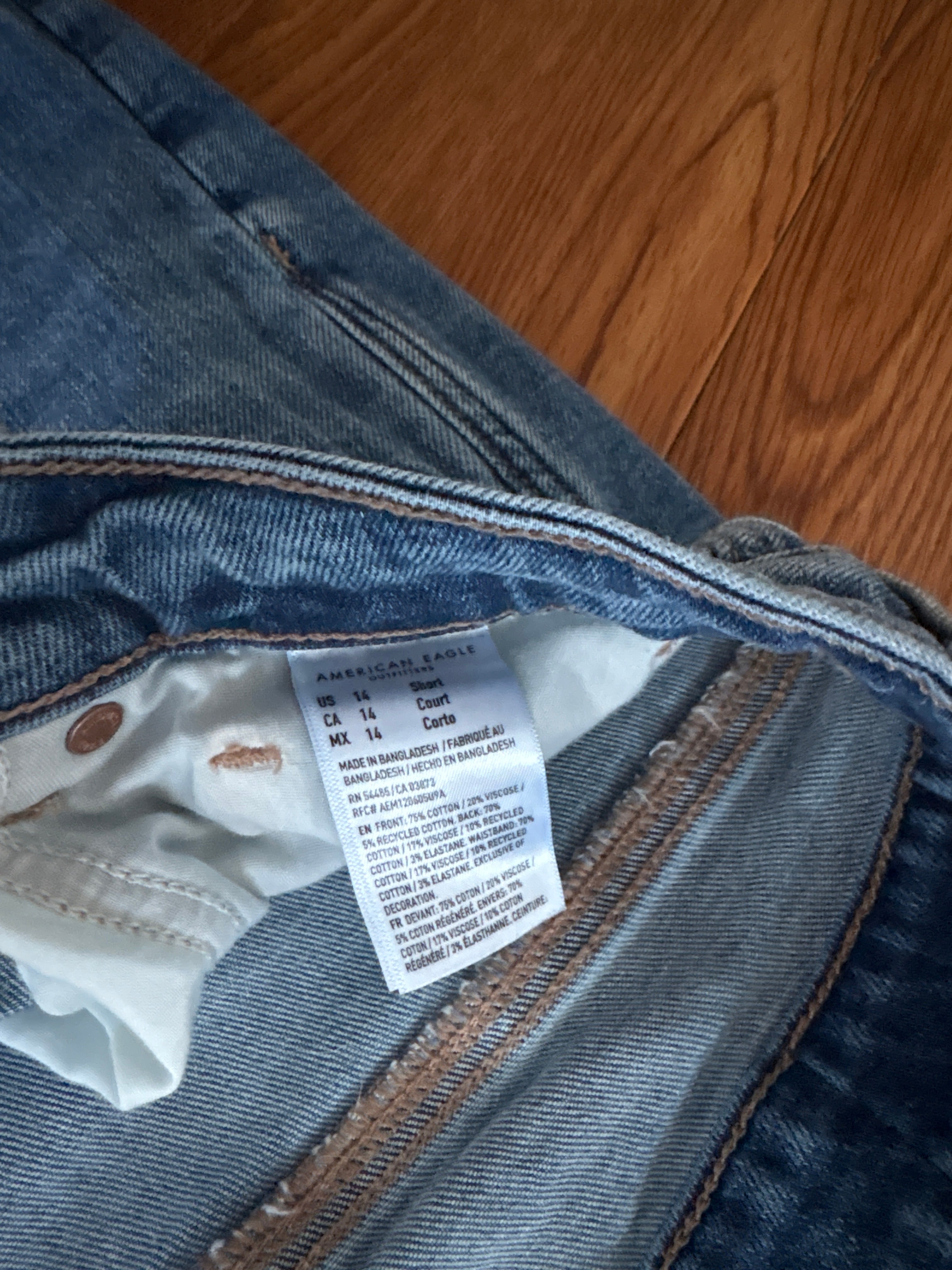 American Eagle High-Rise Raw Hem Jeans – Size 14 Short